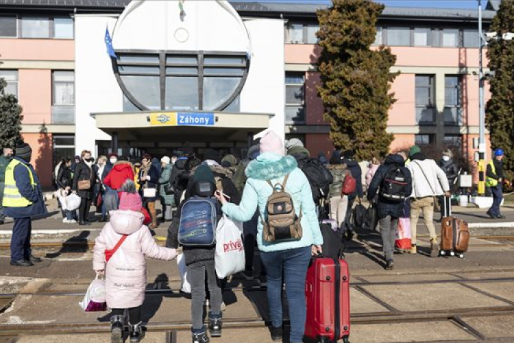 Akár 900 ezer ukrajnai menekültre számít a kormány