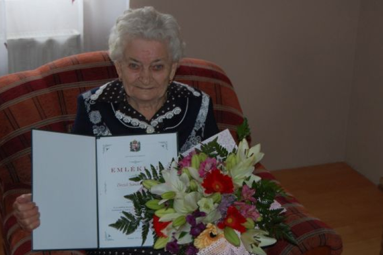 Dezső Sándor Imréné Jolika nénit 90. születésnapján köszöntötték az önkormányzat dolgozói