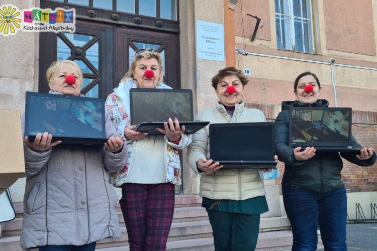 Bohócdoktorok számítógépekkel lepték meg Szegeden a Pszichiátriai Klinikát