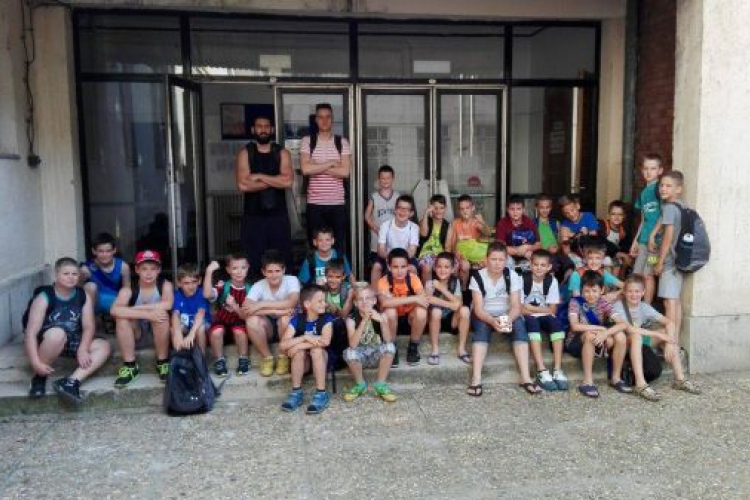 FOLYTATÓDIK A KOSÁRTÁBOR