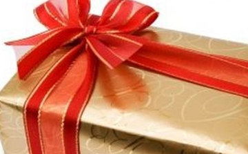 A Csongrád Megyei NAV munkatársai karácsonyi csomagokat ajándékoznak