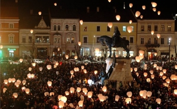 Ezrek ünnepelték Kolozsvár főterén Mátyás király születési évfordulóját