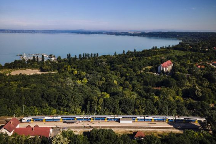 Több mint hatszázezren utaztak a Balatonhoz és a tó körül a szezon első hónapjában