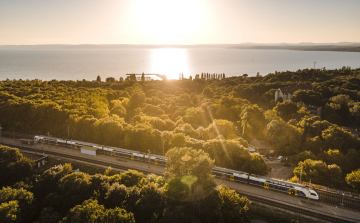 Vonattal vagy Volánbusz-járattal a Balaton Soundra és a Balaton körül