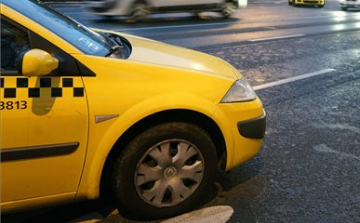 Önbíráskodott ír utasával szemben egy taxis Budapesten