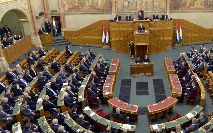 Két képviselő mentelmi ügyéről dönt a parlament