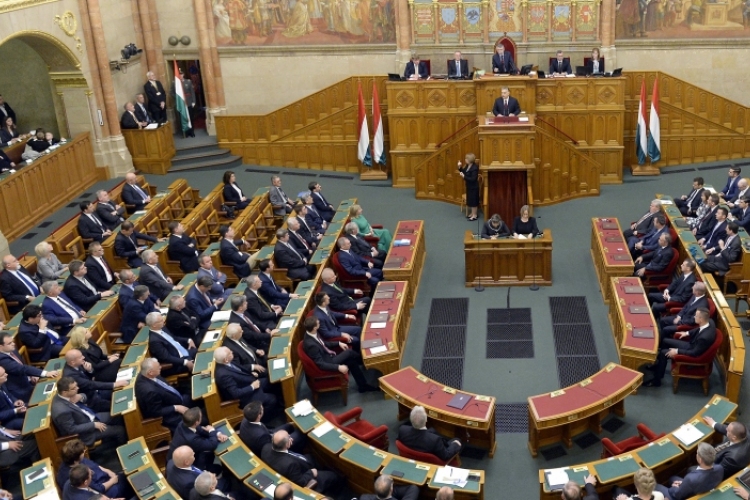 Öt törvényjavaslatról tárgyalnak a parlament 