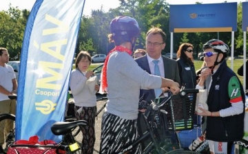 50 biciklist vendégelt meg a MÁV a bringás reggelin