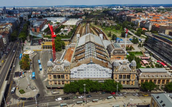 Mindkét daru dolgozik – a Nyugati tetőszerkezetének bontása folyamatos