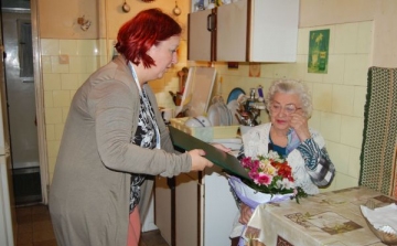 Hűvös Lajos Illésné Jutka nénit 90. születésnapján köszöntötték az önkormányzat dolgozói