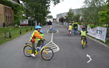 VIII. KÖZLEKEDÉSBIZTONSÁGI NAP GYERMEKEKNEK A 15 ÉVES VASÚTTÖRTÉNETI PARKBAN