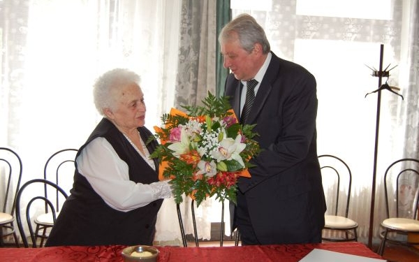 Kiss Andrásné Margit nénit 90. születésnapján felköszöntötte Kószó Péter alpolgármester