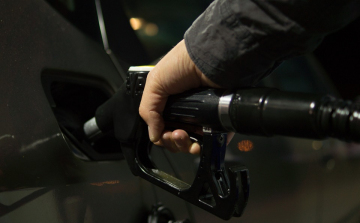 Mentesíti a brit kormány a versenyszabályok alól az üzemanyag-forgalmazókat