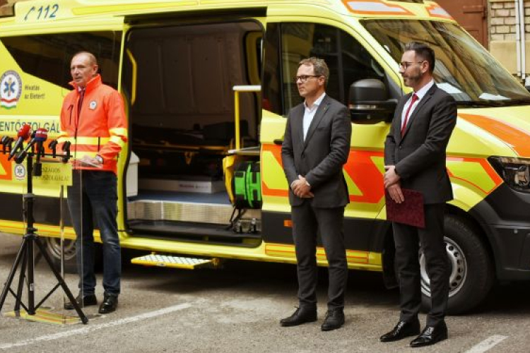 Élelmiszercsomagot és hűtőszekrényeket ajánlott fel a MÁV-START az Országos Mentőszolgálatnak