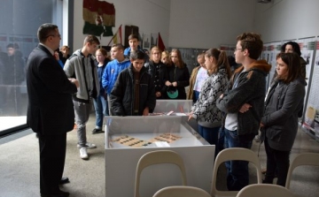 Forradalmi relikviákkal ismerkedtek a diákok az Emlékpontban