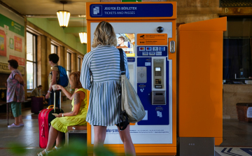 Már minden elővárosi vonalon üzemelnek az új jegykiadó automaták