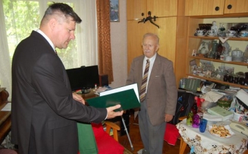 Dr. Kovács Péter Pált 95. születésnapján köszöntötték az önkormányzat dolgozói