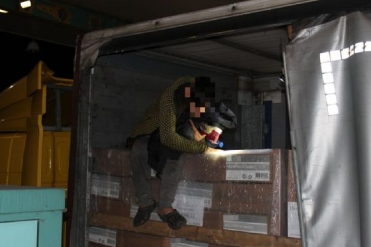 Illegális migráns egy szerb kamionban