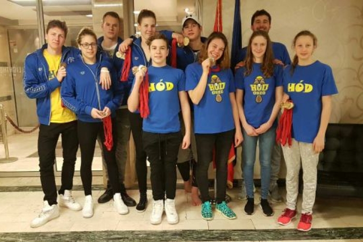 A HÓD ÚSZÓ SE csapata hódította el a 2017-es Mimosa Cup csapat trófeáját