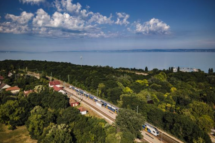 A nyári menetrend bevezetésével tovább javul a Balaton elérhetősége az ország számos pontjáról, még kedvezőbbé válnak a vonat-busz