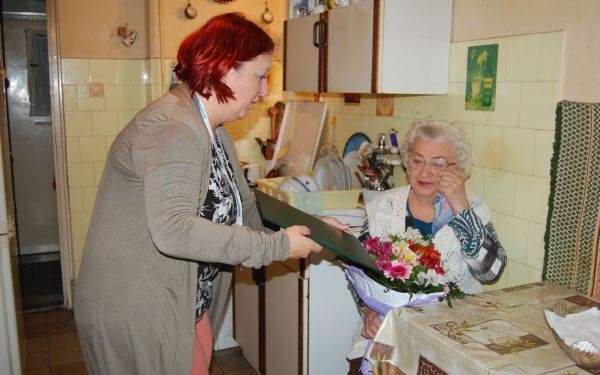 Hűvös Lajos Illésné Jutka nénit 90. születésnapján köszöntötték az önkormányzat dolgozói