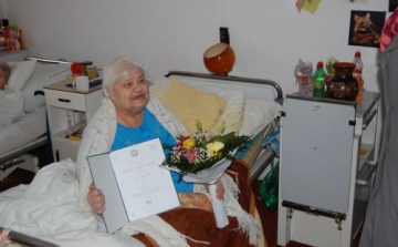 90. születésnapján köszöntötték Deim Józsefnét az önkormányzat munkatársai