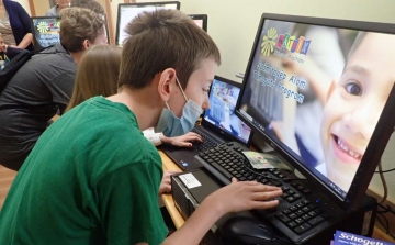 Számítógép Álom - gyermekek kapnak tanuláshoz számítógépeket